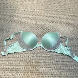 Fabulous by Victoria Secret plunge bra